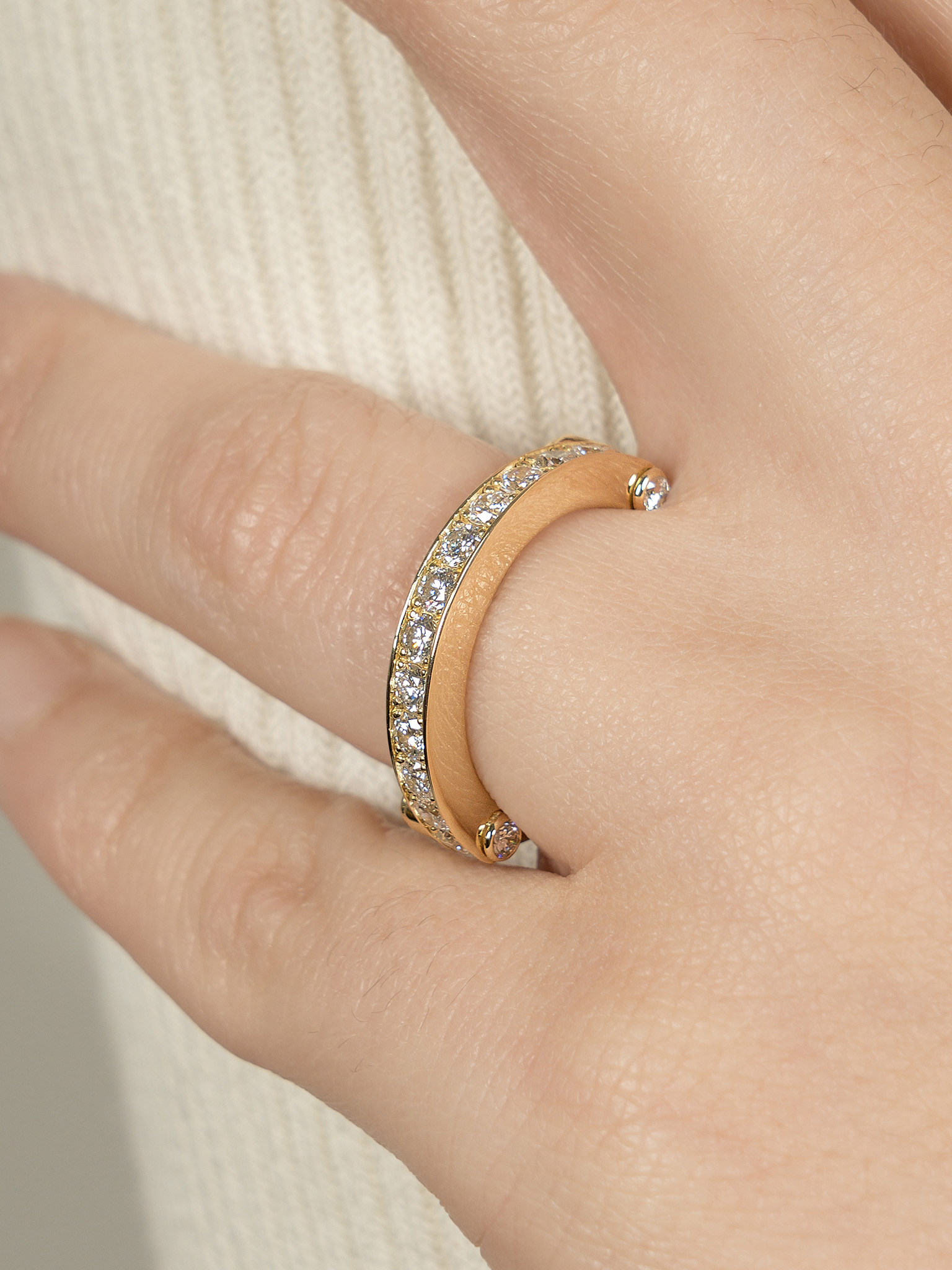 Hinged pavé ring